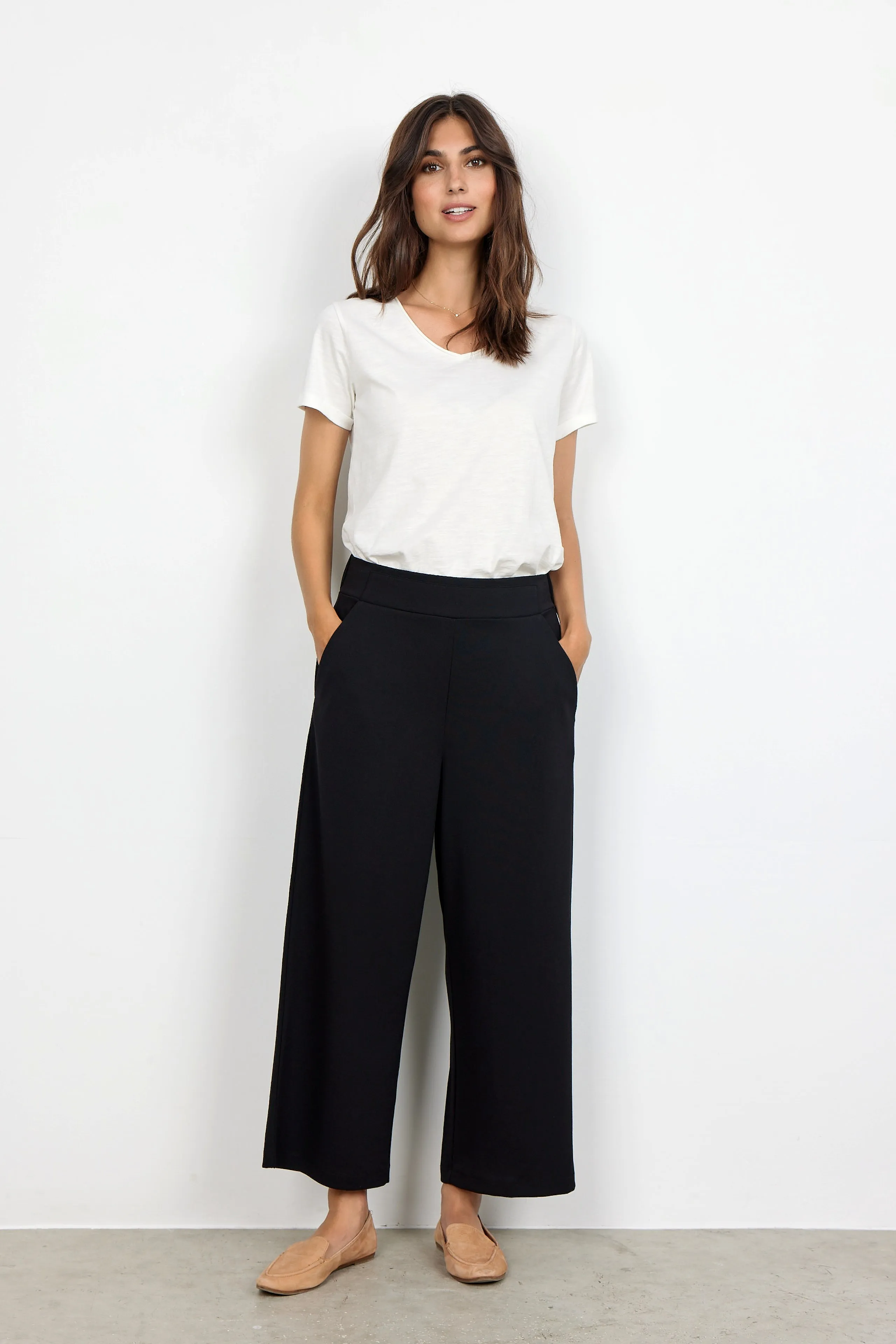 25330- Relaxed Fit 3/4 Trousers- Black- Soya Concept