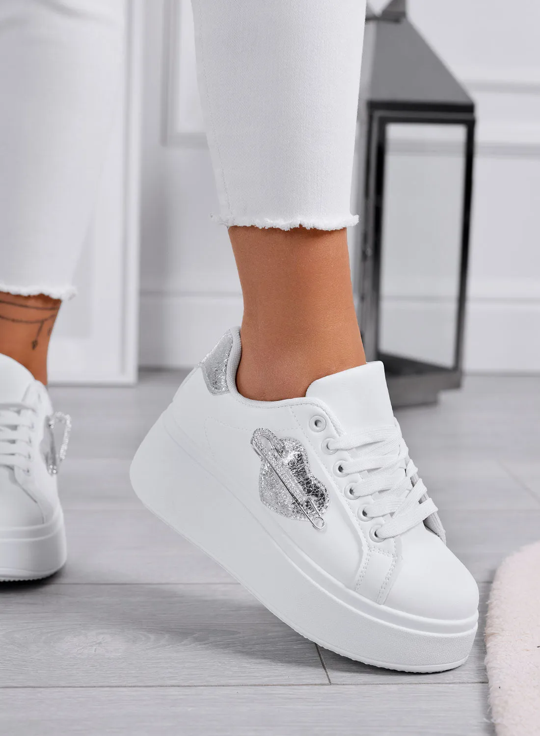 AURELIA - Sneakers platform bianche con applicazione spilla gioiello argento