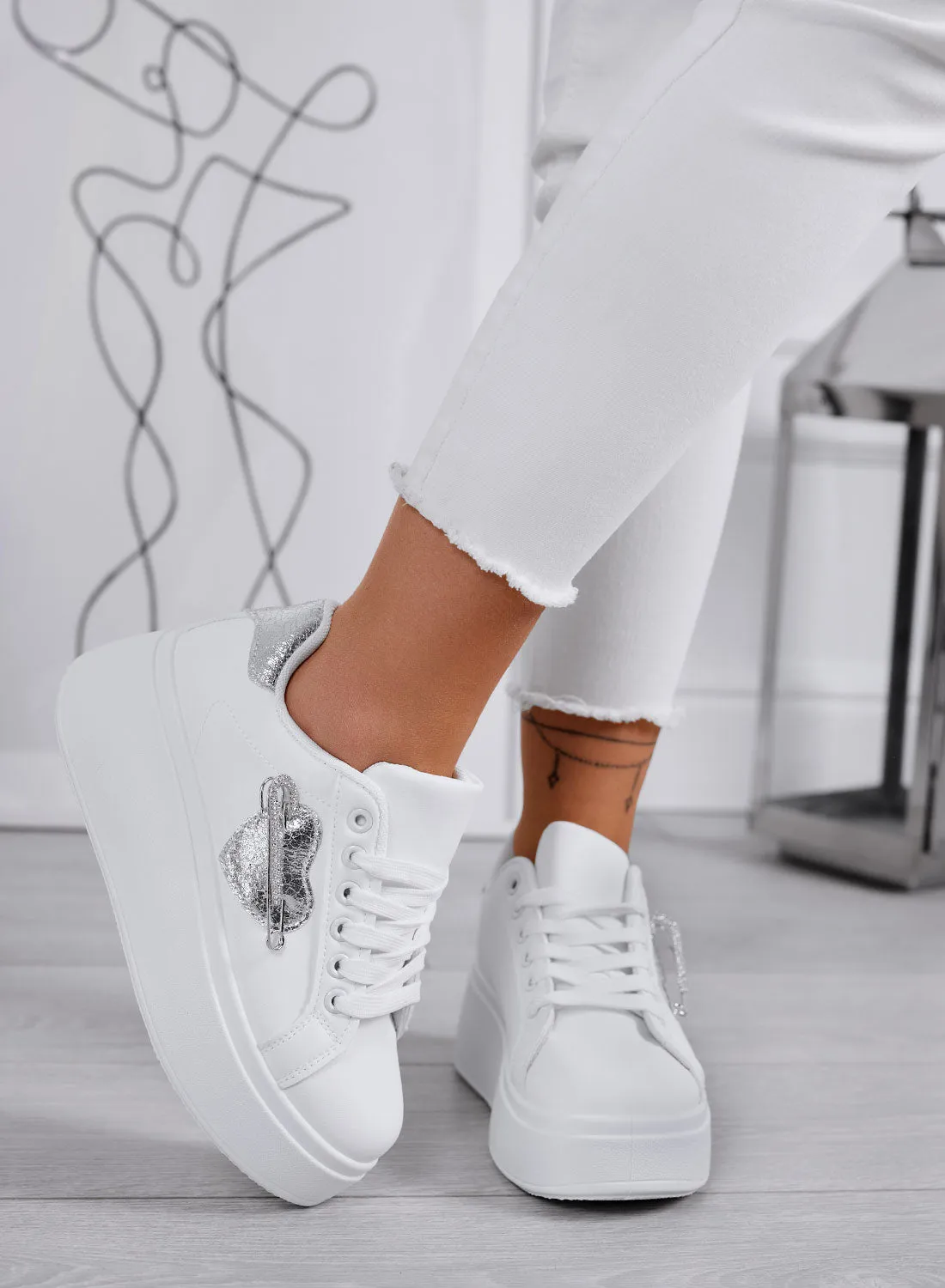 AURELIA - Sneakers platform bianche con applicazione spilla gioiello argento