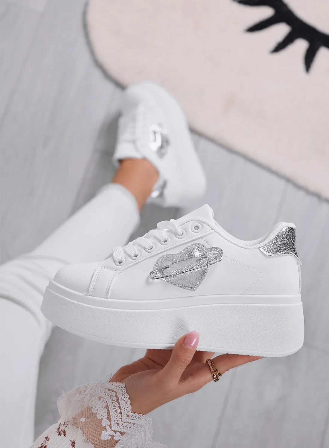 AURELIA - Sneakers platform bianche con applicazione spilla gioiello argento